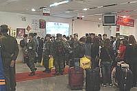 　一種天氣，兩種場景！昨日大霧繼續封鎖馬祖空中交通，在機場開場機會渺茫的情形下，相對於機場，福澳港候船室則是人聲鼎沸。（圖／文：張登傑）