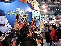 　台中旅展熱鬧登場，馬祖館以「海上桃花源、鯨燕馬祖」為主題，吸引許多遊客駐足並參加活動、人聲鼎沸。（圖：連江縣政府觀光局提供）