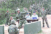 　防區指揮官視察手榴彈投擲鑑測。（圖與文：紀宏曄）