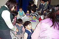 　衛生局舉辦發展遲緩兒童早期療育「到宅生活輔導員」進階培訓，並在講師指導下實習觀察孩子們是否有發展遲緩。（圖／文：曹重偉）