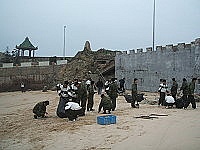 　一九四旅弟兄主動清理猛澳沙灘。（圖／文：林冰芳）