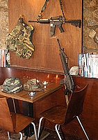 　漁寮書齋是馬祖第一家以戰爭軍武為主題的咖啡館，館內陳列各式軍事槍械武器。（圖／文：張登傑）