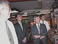國史館臺灣文獻館館長劉峰松在省府委員林火孟、教育局長林平銀的陪同下參觀馬祖高中校史館。(圖/文:陳其敏)