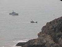 　南北竿海域岸邊隨處可見越界漁船，海巡隊每天上演官兵抓強盜的戲碼。（圖／文：陳鵬雄）