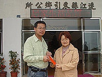 縣府環保局致贈東引清潔隊員加菜金。(圖:東引鄉公所提供)