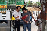 　行政院消保會通知各縣市針對轄區內物價波動情形進行瞭解，地區消保官張龍德前往加油站等處實地了解油價行情。（圖／文：曹重偉）