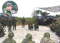 馬防部指揮官陸中將日前視導一九四旅實兵操演,期勉持續精進防區戰力,戮力達成捍衛國土的神聖使命。(圖/文:洪振原)
