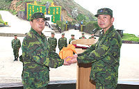 北高指揮部指揮官主持亮島新任主官佈達典禮,勗勉全島官兵秉持無私無我精神,在本務工作上力求精進,同時要端正個人品德修養,提升部隊整體戰力。(圖/文:游象雲)