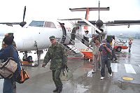 　立榮昨天下午2:35飛往南竿班機因兩機場均關場，只好折返松山機場，機上旅客無奈下機，紛紛打電話向親友說明；立榮白飛一趟還要辦退票，也是很無奈。（圖／文：曹重偉）