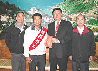 　今年度全國模範勞工連江縣代表由劉玉清先生（左二）出線，並即將赴臺接受表揚，縣長陳雪生特別會見他並致贈程儀。（圖／文：曹重偉）