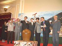 縣長陳雪生與總統府副秘書長卓榮泰、文建會主委邱坤良等人一起主持老酒開醰儀式,並一起在靜態展覽區參觀。(圖:連江縣政府文化局提供)