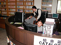     文化局附屬圖書室辦理「OPEN週政府出版資料回應活動」，小朋友們都躍躍欲試。（圖／文：曹重偉）