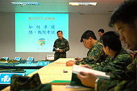 　馬祖防衛指揮部指揮官陸中將以自身成功征服考試的經驗，指導學員準備考試的方法。（圖／文：吳語軒）