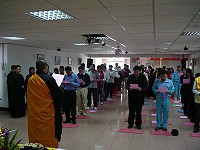 東引軍民虔誠參加獻燈祈福浴佛法會。(圖:東引鄉公所提供)