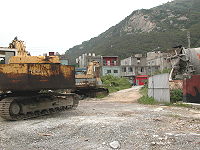 　設置多年的塘岐中正路國宅後方砂石拌合場進行遷移。（圖／文：陳鵬雄）