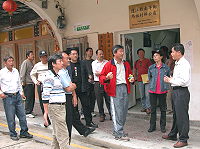 南竿鄉民代表會定期大會進行鄉政考察,鄉長與鄉代表聽取馬港居民對地方發展的建議。(圖/文:陳其敏)