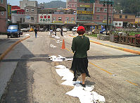 　介壽村發生廢油汙染道路事件，相關單位人員緊急以吸油棉處理，並協請消防局人員噴水清洗。（圖／文：曹重偉）