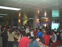 　鐵板社區協會舉辦全村美食上桌歡慶母親佳節。（圖／文：宋志富）
