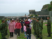　莒光鄉慶祝母親節戶外活動遊覽軍事設施。（圖／文：陳樂團）