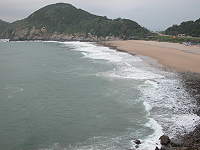 　颱風來了怎知道，&#22338;里海灘已經出現長浪，沙灘一片雪白浪花，沙灘旁的尼姑山更是巨浪滾滾。（圖／文：陳鵬雄）