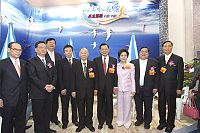 馬祖館開張,大陸福建省委書記、省長、江丙坤與府會首長合影留念及省師大體育系啦啦隊熱情演出。(圖/宋志富大陸傳真)