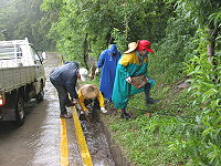 　「珍珠」帶來豪雨，北竿芹壁路段發生小坍方，清潔隊員忙著疏通水溝。（圖／文：陳鵬雄）