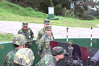 　馬祖防衛指揮部副指揮官吳將軍親自指導火砲操作，並期勉全體官兵戮力戰訓本務，熟練操作方法，有效杜絕危安事件發生。（圖／文：紀宏曄）