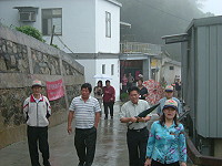 　莒光鄉民代表冒雨下鄉進行鄉政考察。（圖／文：陳樂團）