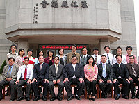 　連江縣議會第四屆縣議員首次定期會，依往例開議之前全體議員與職員們一起合影留念。（圖／文：曹重偉）