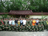 　莒光所、會組成端節勞軍團向駐軍官兵賀節並合影留念。（圖／文：陳樂團）