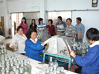 　因應端節期間菸酒市場安全及品質，財政部專員會同縣府菸酒查緝小組進行菸酒製造業及批發零售業者查核。（圖／文：曹重偉）