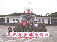 　軍政首長連袂前往高登、亮島第一線慰問官兵，縣長致贈端節加菜金。（圖／馬祖防衛指揮部提供）