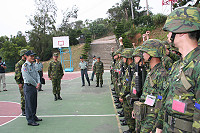 　陸軍司令部副司令賈中將代表司令胡上將前來馬祖防區慰問駐軍，嘉勉官兵戮力戰備訓練、堅守工作崗位的傑出表現，並致贈部隊加菜金，提前向官兵祝賀端節愉快。（圖：紀宏曄／文：寧忠湘）
