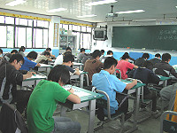 　實施國中基測以來首次加考「寫作測驗」，題目不難發揮，考生們都振筆疾書。（圖／文：曹重偉）