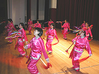 　地方文化展系列「海上桃花源─馬祖」六四在總統府登場，展演單位先行彩排，婆婆媽媽們賣力演出。（圖／文：曹重偉）