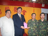　府、會首長代表鄉親向防區官兵賀端節。（圖／文：宋志富）