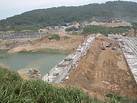 　南竿后澳水庫進行主壩體最後一層的混凝土澆製作業。（圖／文：陳鵬雄）