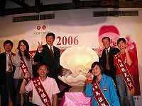 　充滿熱情活力的馬祖觀光大使與陳雪生縣長、曹爾忠立委一起宣布校園馬祖週正式啟動。（圖：連江縣政府提供）
