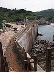 東引北海坑道新建水泥圍牆因應巨浪的襲擊。(圖/文:陳其敏)