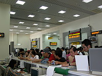 　北竿立榮櫃台出現大批搭機心切的乘客等待候補。（圖／文：陳鵬雄）