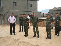 　防區指揮官陸小榮視察東莒坍方，指駐軍願配合公所全力支援。（圖／文：林冰芳）