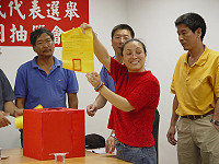 馬祖地方選舉史上第一次辦理抽籤決定結果,張雪華幸運抽到「當選」籤。(圖/文:陳其敏)