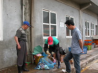 　介壽獅子市場旁發現民眾隨意堆放家中垃圾，造成管理及環保上的困擾。（圖／文：陳鵬雄）