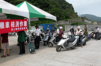 　汽機車排氣檢測南竿展開，民眾熱烈響應大排長龍。（圖／文：曹重偉）