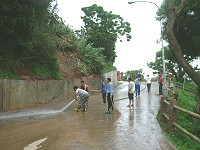 　莒光警義消協助清理豪雨成災淤泥路面，保障人車安全。（圖／文：陳樂團）