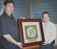 桃園縣副縣長廖正井代表朱立倫縣長贈送紀念品給連江縣政府。(圖/文:陳其敏)