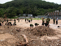 　軍民協力清除馬港沙灘的海漂垃圾。（圖／文：曹重偉）