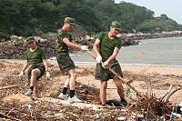　馬防部海灘實施淨灘活動，充分體現「軍民一家，同島一命」的精神。（圖／文：紀宏曄）