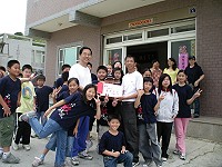 　仁愛國小與東莒國小進行校際交流，校長們互贈紀念品。（圖：仁愛國小提供）