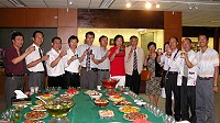 　介壽藝術季「連江縣倪囝手藝樂陶展」歡樂登場，來賓們舉杯慶祝展出成功；指導老師陳振輝也成了最佳解說員。（圖／文：曹重偉）